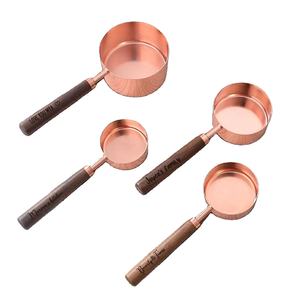 Ensemble de tasses à mesurer en laiton design avec poignées en bois pour la maison, la cuisine, l'hôtel et la restauration de luxe - Product Image 2