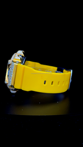 Reloj DW6900 Personalizado Completamente Cubierto de Diamantes, Bisel y Caja con Incrustaciones de Diamantes Moissanite VVS, Reloj de Lujo con Correa de Silicona Amarilla - Product Image 5