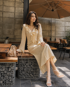 Conjunto de Dos Piezas de Alta Calidad para Vacaciones - Blusa Elegante Color Crema con Mangas con Volantes y Falda Larga Moderna Informal - Product Image 4