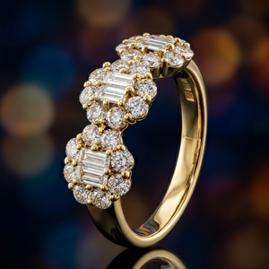 Elegante Anillo de Oro Amarillo de 18K con Tres Piedras en Racimo, Halo de Diamantes Redondos y Baguette, Joyería Fina, Compatible con Diseño CAD Personalizado - Product Image 1