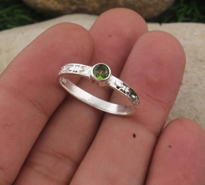 Anillo de Boda Minimalista Clásico de Plata de Ley 925 con Engaste de Bisel de Peridoto, Hecho a Mano, Estilo Boho, Solitario Delicado, Certificado, Jaipur - Product Image 4