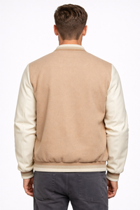 Chaqueta Bomber Varsity Beige Premium para Hombre, Estilo Clásico Letterman con Mangas en Contraste, Cuerpo de Mezcla de Lana Suave y Cuello Liso - Product Image 3