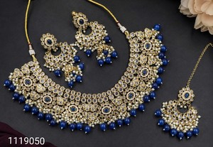 Parure de mariée traditionnelle indienne Kundan : collier ras-du-cou, boucles d'oreilles et Maang Tikka, plaqué or antique, pierres de verre non taillées, couleur menthe, pour mariage - Product Image 2