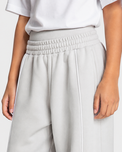 Pantalon de jogging gris argenté pour garçon, coupe décontractée, avec logo personnalisé, en molleton premium, pour un style décontracté. - Product Image 2