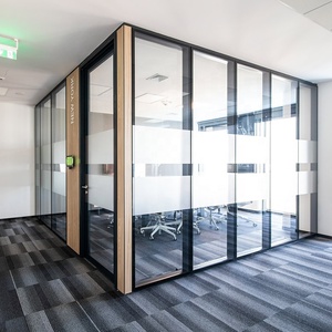 Cloison de bureau moderne en verre dépoli à rayures avec cadre en aluminium et système de contrôle d'accès pour la division des espaces de bureau - Product Image 1
