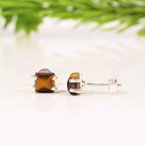 Pendientes Pequeños de Ojo de Tigre en Plata de Ley, Joyería Minimalista con Cristales Curativos - Product Image 2