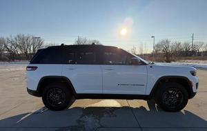 Jeep Grand Cherokee 4xe Trailhawk de luxe 2024 avec navigation et transmission intégrale - Product Image 3