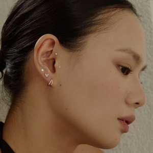 [W Island] WBL Glossy Muse Ear Acupressure Jewel Patch สติ๊กเกอร์ติดหูแบบใสลายดอกไม้ 24K โกลด์ - Product Image 3