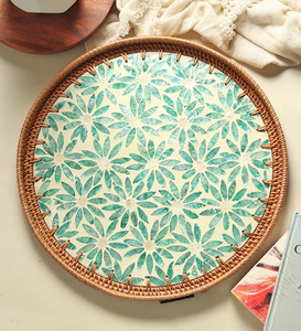 Plateau en rotin et nacre, motif floral, artisanat, plateau rond en rotin avec incrustation de nacre - Product Image 3