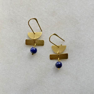 Boucles d'oreilles pendantes géométriques en or et lapis-lazuli - Bijoux minimalistes en laiton avec pierre bleue certifiée IGI pour femme - Idéales pour mariage - Product Image 1