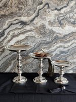 Support à gâteau en métal fait main de style vintage avec options de taille et de forme personnalisées DESIGN FLORAL Marque FD-02494 Modèle