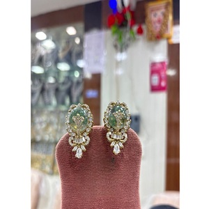 Magnifiques Boucles d'Oreilles Pendante en Zircon Plaqué Or de Haute Qualité, Collection Tendance pour Soirées et Cérémonies Féminines - Product Image 1