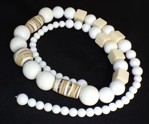 Collar de cuentas de resina hecho a mano, cuentas redondas blancas de resina con detalles a rayas y en forma de cubo para mujer - Product Image 3