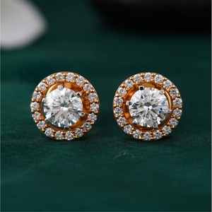 Boucles d'oreilles clous en or jaune 14 carats avec diamant de laboratoire rond halo de 1,58 carat, style tendance pour mariages, certifiées IGI - Product Image 1