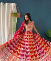 Ensemble de robe festive indienne pour mariage et fête, comprenant un lehenga, une blouse et un dupatta, orné de sequins, broderies Zari et pierres, en faux Georgette