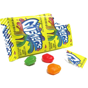 Caramelos tropicales Fruit Gushers 136 g, Fruit Gushers con sabores a uva y tropicales, snacks de frutas en venta. - Product Image 3