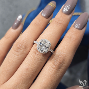 Bague de fiançailles en or blanc 10K avec halo de diamants de laboratoire taille coussin allongée 3 carats, certifiée IGI, et pavé de diamants - Product Image 3