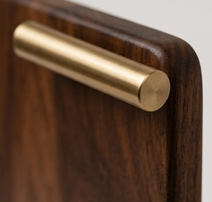 Planche de service en bois de manguier arrondie de luxe, planche à découper moderne à bords incurvés avec poignée en laiton, décoration de cuisine - Product Image 2