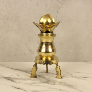 Juego de Subham de Latón con Soporte de Tres Patas para Decoración Auspiciosa del Templo del Hogar y Rituales Diarios de Pooja - Product Image 1