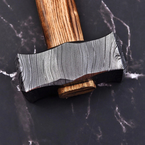 Martillo de Acero de Damasco Forjado a Mano con Patrón de Acero Soldado, Decorativo y Coleccionable con Mango de Madera Tradicional - Product Image 5