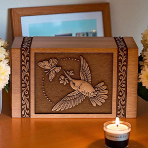 Urna de Madera con Colibrí y Mariposa: Recuerdo Conmemorativo Personalizado, Recuerdo Funerario de AYAANS - Product Image 6