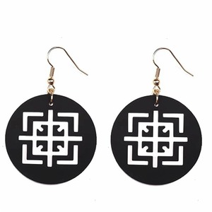 Boucles d'oreilles circulaires noires avec motif de symbole chinois et fermeture à crochet doré - Product Image 2