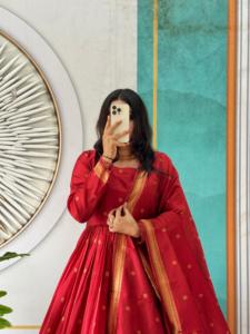 ชุดอานาร์กาลีแบบดั้งเดิมของอินเดีย ผ้าดูปัตตา ผ้าฝ้ายทอมือ ลายปักดิ้นทอง ทรงปกติ ยาวถึงพื้น ดีไซน์สี่ด้าน แห้งเร็ว - Product Image 5