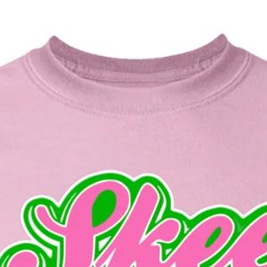 Camiseta de Algodón Casual para Mujer con Bordado Rosa, Manga Corta, Cuello Redondo y Emblema Colorido en el Pecho - Ropa Elegante al por Mayor - Product Image 5