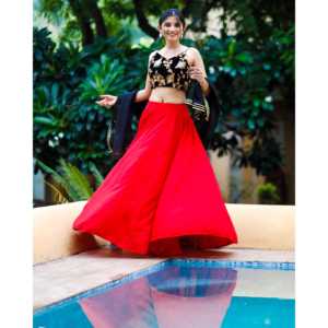 ชุดเลเฮนกาสีดำทรงเอไลน์สุดหรู พร้อมเสื้อครอปสายเดี่ยว - Product Image 3