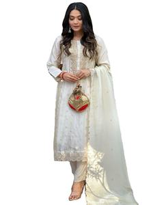 Ensemble Salwar Kurti traditionnel en tissu de soie viscose pure de couleur blanche, style sud-indien, avec travail de sequins et de broderies, à prix de gros - Product Image 1