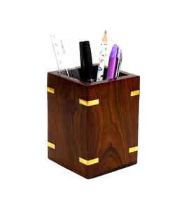 Porte-stylos moderne en bois avec design géométrique et accents dorés pour l'organisation du bureau - Product Image 3