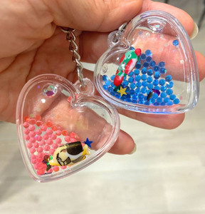 พวงกุญแจอะคริลิค 3 มิติ รูปหัวใจ พิมพ์ลายปลาทะเลหลากสีด้วย UV ทนทาน ดีไซน์ของเหลวเคลื่อนไหว - Product Image 2