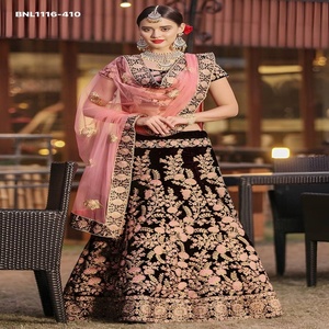 Ensemble Lehenga semi-cousu en velours épais avec fleurs de pêcher et broderies, et Choli assorti – Vente en gros - Product Image 1