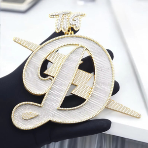 Colgante Personalizado con Letra D y Flecha, con Incrustaciones de Moissanita, Joyería Hip Hop, Pieza de Lujo con Brillo de Diamante - Product Image 1