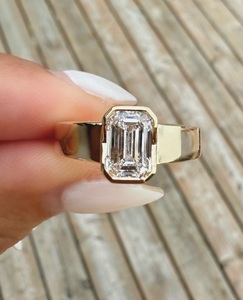 Anillo de diamante cultivado en laboratorio con corte esmeralda de 3 quilates, anillo de banda ancha con engaste de bisel en oro de 14K, certificado por IGI. - Product Image 1