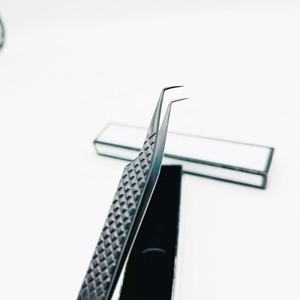 Pince à épiler d'extension de cils en acier inoxydable durable couleur personnalisée noir mat diamant Grip 90 degrés fibre pointue OEM - Product Image 5