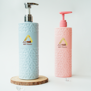 Bouteille en plastique de 800ml personnalisée OEM de luxe NBT avec pompe à mousse durable Emballage cosmétique de couleur personnalisée pour shampooing, gel douche, lotion - Product Image 1