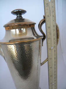 Coctelera en metal chapado en plata martillada con diseño vintage perfecto para barware elegante y mezcla de martini - Product Image 6