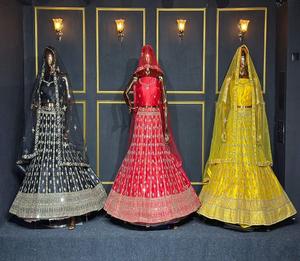 Choli ethnique en tissu filet avec motifs miroir complexes et ornements en pierres pour le style Lehenga de mariage - Product Image 2