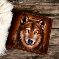 Cartera Bifold Corta de Cuero Genuino Hecha a Mano con Grabado de Cara de Lobo, Estilo Vintage para Hombre, Color Marrón Oscuro, Cierre Plegable, Diseño con Estampado Animal