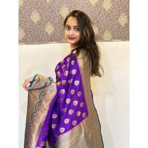 ผ้าไหมสีม่วงเนื้อนุ่มแบบอีลิท วีฟส์ พร้อมชุดราตรีหรูหราประดับด้วยผ้าทอซารี น้ำหนัก 0.65 กรัม - Product Image 1