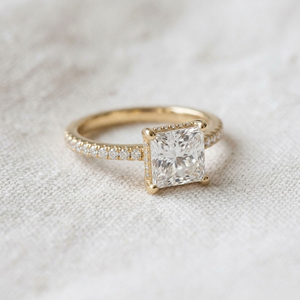 Anillo de Compromiso Solitario de Moissanita con Corte Princesa en Oro de 18K con Engaste de Puntas, Certificado IGI, Joyería de Lujo para Mujer - Product Image 2