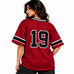 Maillot de football surdimensionné pour femme Y2K en maille bordeaux avec manches rayées noir et blanc, numéro et logo personnalisés, fabricant en gros - Product Image 2