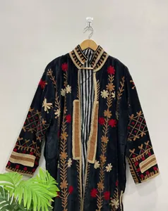Veste longue élégante en velours noir brodé Suzani avec motif floral, col montant bohème, manches longues, vêtement d'extérieur pour l'hiver - Product Image 3