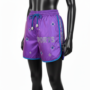 Shorts coupe-vent légers en polyester 130 GSM, doux, avec panneaux bleu violet et logo en strass, personnalisés pour femmes. - Product Image 4