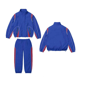 Conjunto Deportivo Unisex Verde con Rayas Rojas, Chaqueta de Manga Larga, Pantalón hasta el Tobillo con Cierre de Cremallera, Corte Regular, Estilo Deportivo Casual para Otoño - Product Image 5
