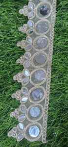 Tela de encaje premium con espejos bordados a mano, ribete de encaje tradicional con espejos para decoración de vestidos, saris y prendas textiles. - Product Image 4