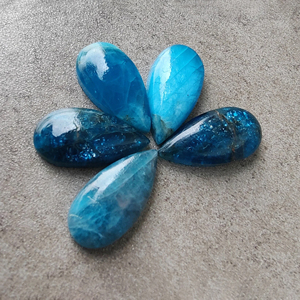 Apatite néon AAA+ cabochon en forme de poire, dos plat, pierre précieuse calibrée pour la fabrication de bijoux - Product Image 1