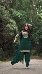 Robes Salwar Kameez / Anarkali traditionnelles pour femmes, style culturel punjabi, tissu faux georgette, taille M à XXL, travail au miroir. - Product Image 2