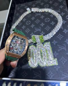 Colgante de Letra 001 con Moissanita Corte Baguette y Diamantes Verdes, Estilo Hip Hop, Joyería Personalizada a Bajo Precio - Product Image 3